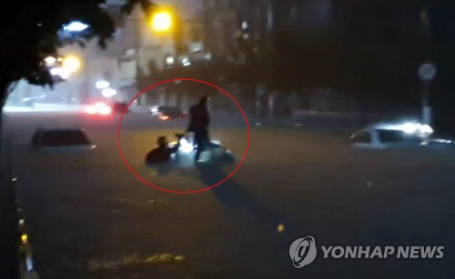 '구조를 기다리는 시민이 있다면' [연합뉴스]